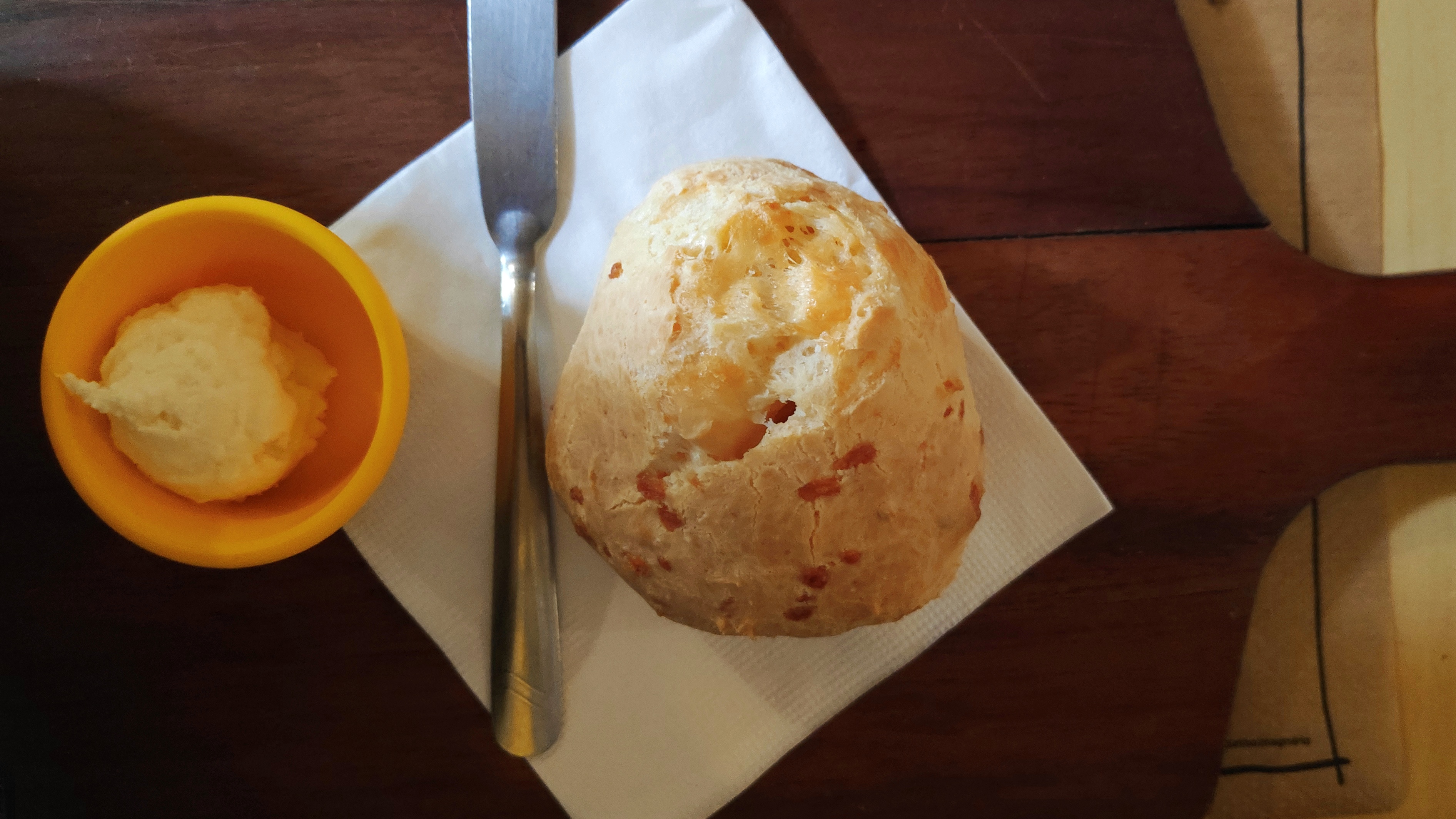 Pão de queijo quentinho servido como parte do café da manhã mineiro