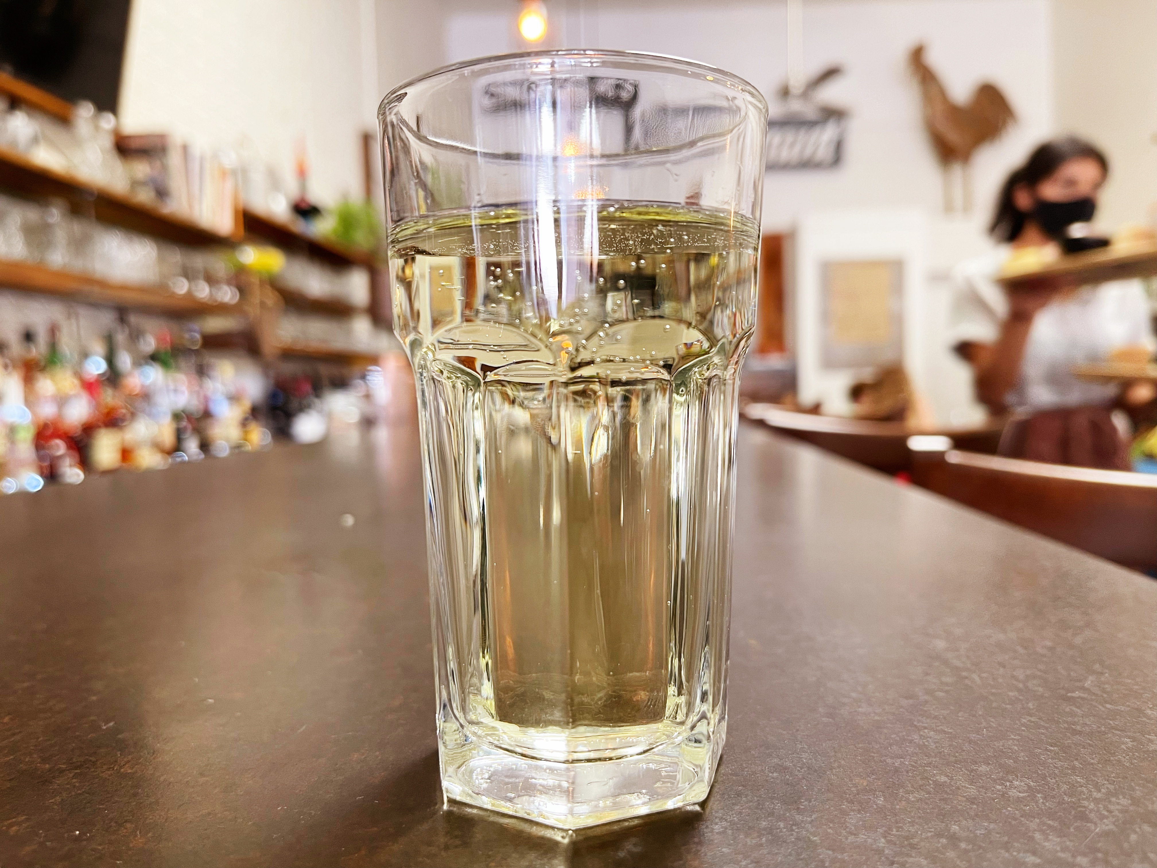 Taça de vinho em mesa de restaurante aconchegante